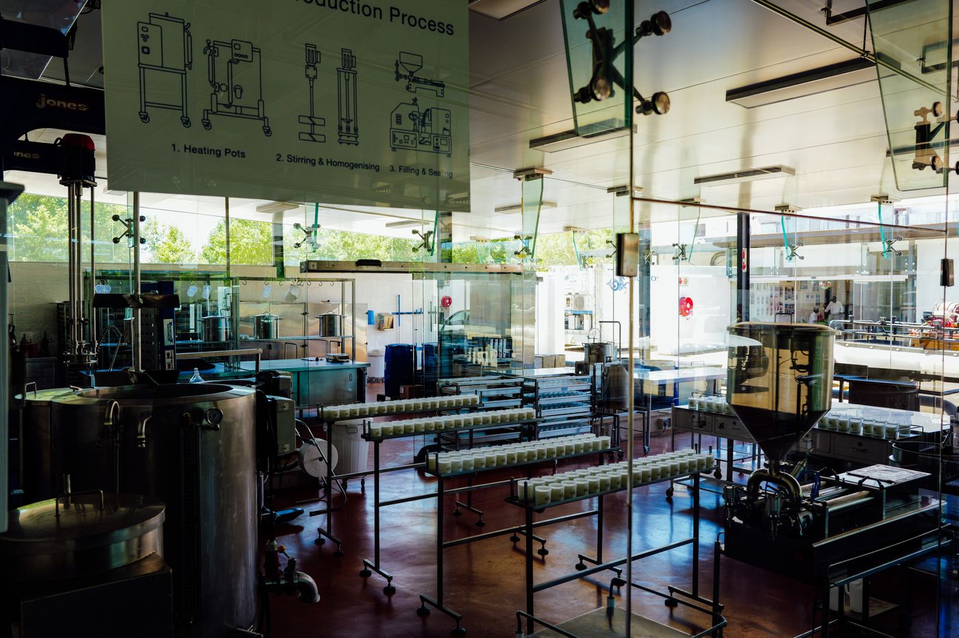 Atelier de production avec sol en résine